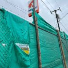 El sello de clausura es tapado por un toldo. Gasolinera ubicada entre ambas etapas.