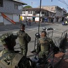 Soldados del Ejército de Colombia custodian el lugar donde explotó un artefacto este lunes en Jamundí (Colombia).