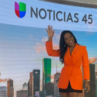 La periodista ecuatoriana posando en los estudios de Univisión.