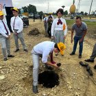 Estudiantes de colegios locales participaron en la siembra realizada en Milagro.