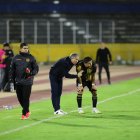 Ariel Holan dando una mini charla a Mario Pineida en el Atahualpa.
