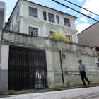 En la av. 10 de Agosto. En la calle Hermanos Pazmiño y Clemente Ponce hay al menos dos viviendas abandonadas. Moradores dicen que allí ingresan habitantes de calle.