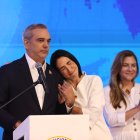 El actual presidente de República Dominicana, Luis Abinader acompañado de la primera dama Raquel Arbaje (c), habla a sus seguidores este domingo en Santo Domingo (República Dominicana).