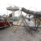 Riesgos. El hijo de Jorge Cevallos se salvó de perder la vida. Y es que la estructura además de los metales que la sostenían, atravesó el vehículo que conducía. Él tuvo cortes en el cuerpo.