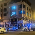 Una de las víctimas intentó huir por la ventana del departamento, pero fui asesinada a tiros.
