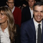 El presidente del Gobierno de España Pedro Sánchez (derecha), y su esposa María Begoña Gómez (izquierda).