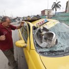 El pasado 20 de mayo, varios post4es de luz cayeron sobre algunos vehículos que se encontraban en la Av. Juan Tanca Marengo