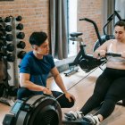 Salud. Dos jóvenes se ejercitan en un gimnasio