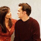 Courteney Cox y Matthew Perry, durante el rodaje de la serie de televisión "Friends", en 2001.