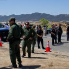 Los agentes de la Patrulla Fronteriza mientras vigilan una manifestación frente al Centro de Procesamiento
