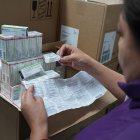 Personal del Ministerio de Salud Pública revisa la remesa de insulina adquirida por la Cartera de Estado.