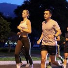 El presidente Daniel Noboa trotando junto su esposa, Lavinia Valbonesi, en una escuela militar en Quito.