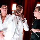 Fotografía cedida por Wilder Forero del compositor, cantante y acordeonista colombiano Omar Geles (c) durante el concierto de Silvestre Dangond (d) el 18 de mayo de 2024 en Bogotá (Colombia).