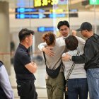 Pasajeros del vuelo de Singapore Airlines que sufrió fuertes turbulencias el martes llegaron a Singapur este miércoles 22 de mayo de 2024.