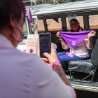 Una mujer posa al interior de la "Kombi Violeta"