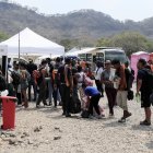 Archivo. Migrantes de diferentes nacionalidades llegando a un puesto de control y asistencia médica