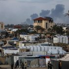 Palestinos caminan entre refugios improvisados ​​en un nuevo campamento para desplazados internos, tras el pedido de evacuar la ciudad de Rafah.