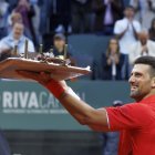 Djokic venció al alemán Yannick Hanfmann por 6-3 y 6-3 y celebró con un pastel de cumpleaños.
