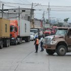 Espera. El miércoles 22 de mayo los choferes indicaron que el tiempo que hicieron fila fue de entre dos y tres horas, pero que otros días les toca amanecerse.