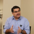 Escala es docente, fue asambleísta constituyente y dirigente del magisterio.