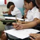 Imagen de archivo de alumnos de la escuela fiscal Isla San José rindiendo exámenes en un ciclo lectivo anterior.