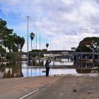 Un hombre usa su celular para tomar fotografías de una zona afectada por las inundaciones, el 18 de mayo de 2024, en el centro histórico de Porto Alegre, estado de Rio Grande do Sul (Brasil).