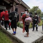 Migrantes hondureños son atendidos en el Centro de Atención al Migrante Retornado (CAMR) de Omoa, en el Caribe hondureño,