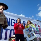 Camila Gómez (c-d), recibe apoyo de personas durante su caminata para recaudar fondos y visibilizar el drama de su hijo Tomás que sufre distrofia muscular, el 15 de mayo 2024 en la región del Bío Bio a unos 500 kilometros al sur de Santiago (Chile). EFE/ Javier Tapia