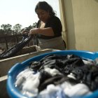 Quito. Una empleada doméstica aparece ocupada lavando ropa. Un estudio evalúa sus derechos laborales.