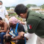 Oaxaca. Personal de Migración de México habla con migrantes.