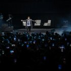 El presidente Javier Milei, interpreta una canción durante el lanzamiento de su libro "Capitalismo, socialismo y la trampa neoclásica" este martes, en el estadio Luna Park en Buenos Aires.