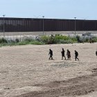 Migrantes permanecen en la línea divisoria entre México y EEUU este jueves, en Ciudad Juárez, en el estado de Chihuahua (México).