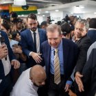 El candidato de la principal coalición antichavista Edmundo González Urrutia (c), asiste a un acto de apoyo por parte del partido Voluntad Popular, este jueves en Caracas.