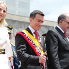 El presidente ecuatoriano, Daniel Noboa (c), acompañado de su esposa, Lavinia Valbonesi (i), y el presidente de la Asamblea Nacional, Henry Kronfle (d), sale tras presentar su primer informe a la nación, este viernes en Quito (Ecuador).
