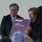 El presidente de Colombia, Gustavo Petro junto a la ministra de Trabajo, Gloria Inés Ramírez.