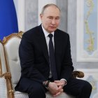 El presidente ruso Vladimir Putin asiste a una reunión con el presidente bielorruso Alexander Lukashenko