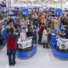 Autoservicio.- Personas comprando en el supermercado Walmart.