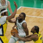 Jaylen Brown de los Celtics (i) fue figura al hacer 40 puntos.