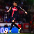 PIero Hincapié se prepara para la final de la Copa de Alemania entre Leverkusen y Kaiserslautern