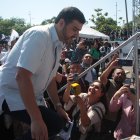 El alcalde de la ciudad durante el discurso.