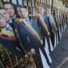 ‘Noboas de cartón’ y carteles de campaña fueron dispuestos masivamente en los alrededores.