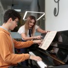 Clases. El estudiante practica con un instrumento musical de su agrado y lo respalda con teoría musical, armonía e historia de la música.