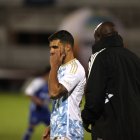 González recibe indicaciones por el profesor Luis Asprilla en Emelec ante Imbabura