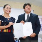 Luis Maldonado, presidente de la Junta Parroquial de Juan Montalvo, recibe la credencial.