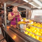 Guayaquil. En el local Picantería Don Carlos se ve en primer plano la tortilla de papa que lleva el llapingacho.
