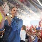 El secretario general del PSOE y presidente del Gobierno, Pedro Sánchez, y la candidata socialista a las elecciones europeas, Teresa Ribera, intervienen en un acto de la campaña en Sevilla. EFE/José Manuel Vidal