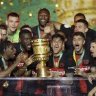 Piero Hincapié festejó y levantó el trofeo de la Copa de Alemania