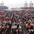 Comercio.- Contenedores en un puerto de China.