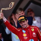 El piloto de 26 años de edad levantan por primera vez el titulo de la competencia de su país en el que se impuso al mismo líder Mundial, Max Verstappen.