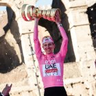 Tadej, de 25 años, debutaba en Italia y ahora se llevó el título de campeón.